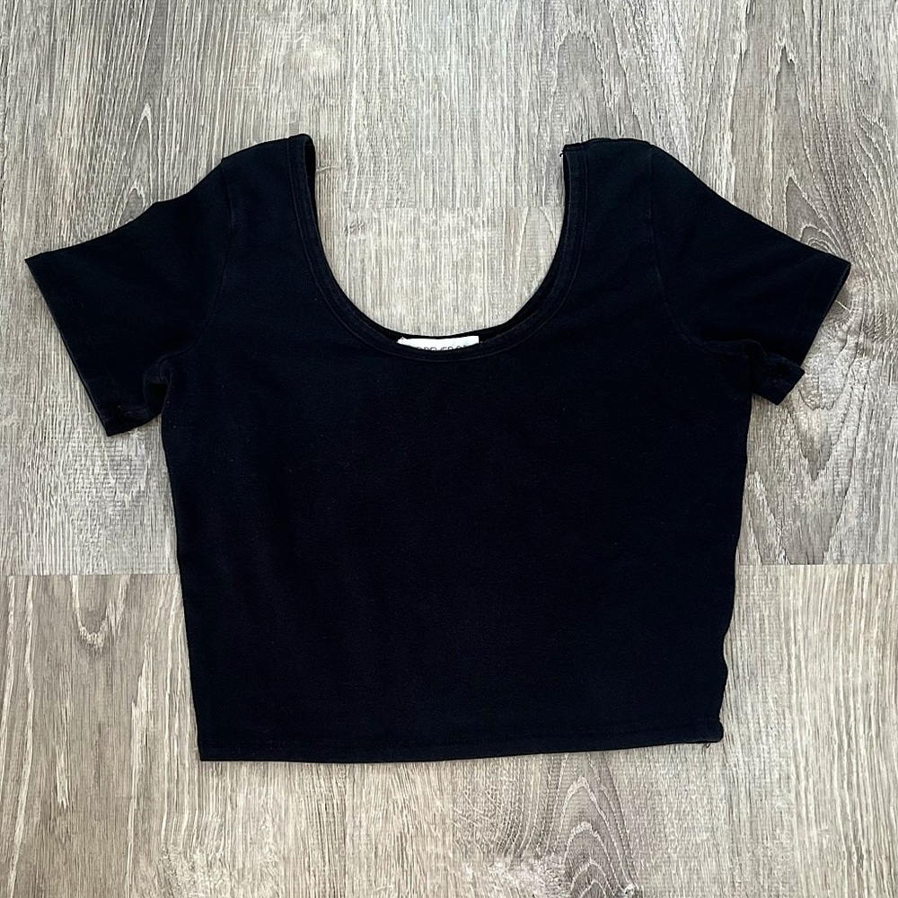 Forever 21 Size Medium Solid Black Short Sleeve Scoop Neck Cotton Align Crop Top